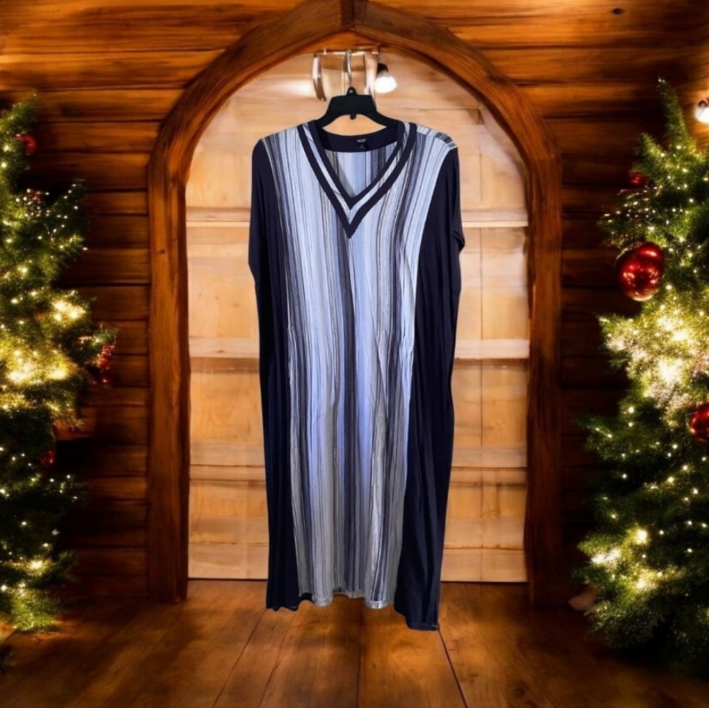 Simply Vera Verawang nightgown size Small navy blue and white two pocket…